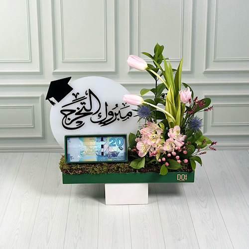 Graduate bouquet - Green tray contains Pink tulip, Pink hypericum, pink alstromeria, Pink lemon grass and green leaves with money box and congrats acrylic.
Height: 30cmWidth: 35cm