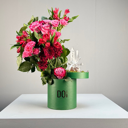 Doi Kwt  - Solf - Green box contains pink and red roses, red alstromeria and green leaves with Belgium chocolate. 
Height: 50cm Width: 35cm