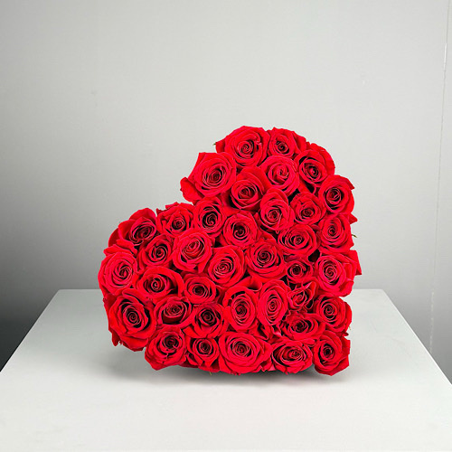 Red Heart - Heart box contains red roses.
Height: 20cmWidth: 35cm