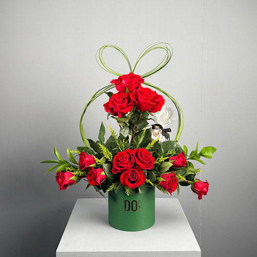 Mini Mouse - Green box contains red roses, green solidago, green steel grass and green leaves with Belgian chocolate.
Height: 45cmwidth:45cm