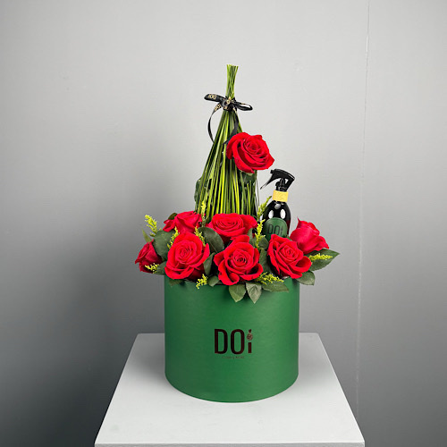 Grass - Green box contains red roses and green steel grass with French spray 150ml. 
 height: 50cm width: 45cm