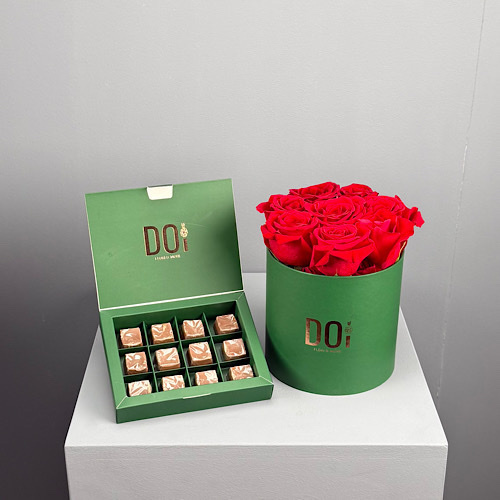 redu - Green box contains red roses with box of Belgian chocolate. Height: 25cm  Width: 20cm