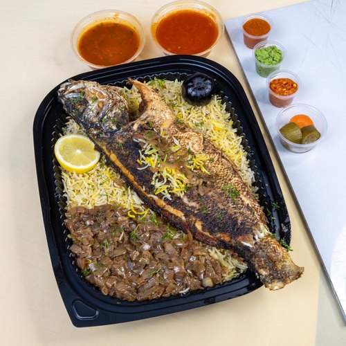 مطبق سيباس - سمك سيباس متبل بتوابلنا الخاصة ومقلي مطبوخ مع الأرز البسمتي المنكه ماء الزعفرن دقوس مرق سمك اجار معبوج اخضر احمر