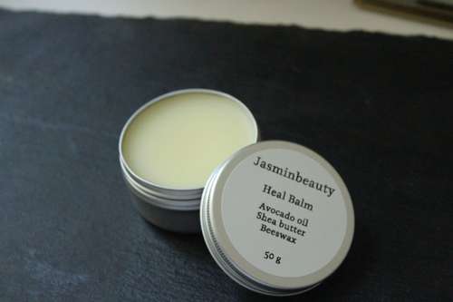 Jasmin Beauty  - heal balm - Multi-use natural balm 
 ingredients :  shea butter and natural waxes such as beeswax, organic avocado oil, jojoba oil, and vitamin E oil. 
 100% natural 
 Does not contain mineral oils 
  no preservatives 
 no colors or fragrance oils 
 It does not cause any feeling of discomfort 
 Suitable from 5 years old 
 size 50 g Product uses: For men's beard to arrange it and give it a shine To moisturize dry areas such as knees and elbows For those with eczema To moisturize and nourish the area around the nails Suitable for after pedicure sessions 
 How to use: when needed  take small amount and spread over the area with a massage 
 
سياسات الاستبدال والاسترجاعبحال فتح المنتج لا يوجد استبدال أو ترجيع للمنتج  
 بحال عدم فتح المنتج يمكن الاستبدال أو الترجيع خلال مدة ٣ أيام على أن يكون المنتج بنفس الحالة التي تم تسليم المنتج للعميل 
 يوجد عمولة للمندوب تعتمد حسب المنطقة بحال استبدال او ترجيع .