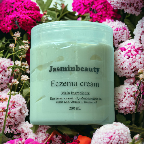 Jasmin Beauty  - كريم الأكزيما - كريم الأكزيما يناسب جميع انواع البشرة بما فيها الحساسة والتي تعاني من الأكزيما لتخفيف الاكزيما وترطيبها  لا يحتوي زيوت عطرية  يحتوي على زيت الأفوكادو وزيت مستخلص عشبة الأذريون التي متميزة بخصائصها بعلاج مشاكل البشرة  ويحتوي على زبدة شيا وزبدة الكوكيوم الغنية بالأحماض الدهنية لتغذية البشرة وحفظ الرطوبة 
 يحتوي على البانثينول  vitamin b5  لعلاج مشاكل البشرة  يحتوي على زيت اللافندر الأساسي يعتبر مضاد التهابات  الحجم ٢٥٠ مل  
 لا يوضع على الجروح او البشرات المتهيجة