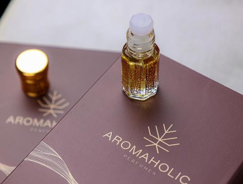 Aromaholic - رزّة - رزّة - [ ربع تولة ] خلطتنا الخاصة عبارة عن مزيج المسك والعود، رائحة ذات نغمات دافئة وعميقة تلامس الحواس بأريجٍ ملفت يجسّد الفخامة والأناقة.