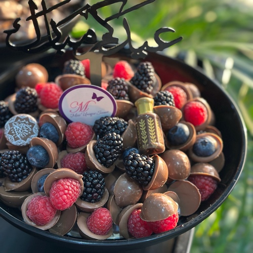 berries chocolate