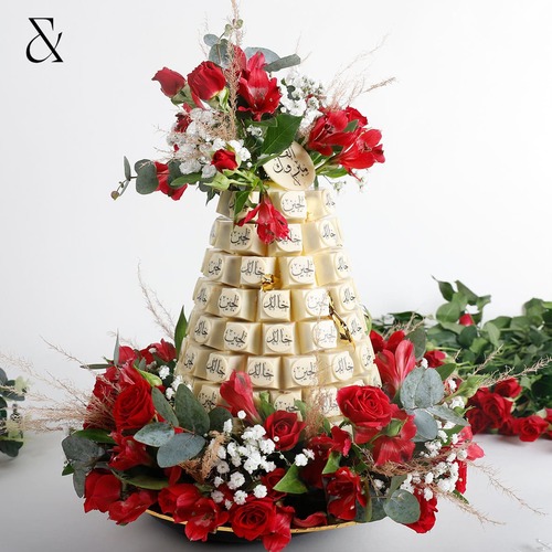 Red rose chocolate tower - برج شوكولا 100 حبه تقريبا  حشواة مختلفه من افضل الانواع  كراميل  بستاشيو  كيندر  مع ديكور ورد احمر طبيعي 
 الشروط والأحكام
1-    بعد تثبيت حجز الطلب و الدفع لن يتم استرجاع أي مبلغ 
2-    الطلبات التي موعد تسليمها بأقرب وقت - سيتم البدء بتجهيزها فوراً - ولن يسمح بالتعديل عليها او تأجيلها او الغائها 
3-    الطلبات المحجوزة مسبقا و باقي على موعد تسليمها مدة تزيد عن اربع ساعات يمكن التعديل عليها او تأجيلها فقط ولا يمكن الغاؤه
وفي حال باقي على موعد التسليم مدة تقل عن اربع ساعات لا يمكن تعديل الطلب ولا يمكن تأجيله ولا يمكن الغاؤه
4-    في حال رفض استلام الطلب سيتم اتلاف الطلب ولن يتم استرجاع أي مبلغ