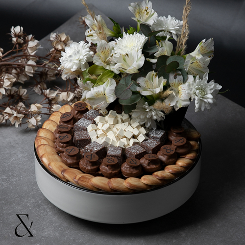 white& flowers CHOCOLATE - صحن سيراميك يحتوي على 70 حبه شوكولا تقريبا  كيندر  بيكان سولت  بقلاوه  مستكه 

 مع ديكور الورد الطبيعي 
 
 الشروط والأحكام
1-    بعد تثبيت حجز الطلب و الدفع لن يتم استرجاع أي مبلغ 
2-    الطلبات التي موعد تسليمها بأقرب وقت - سيتم البدء بتجهيزها فوراً - ولن يسمح بالتعديل عليها او تأجيلها او الغائها 
3-    الطلبات المحجوزة مسبقا و باقي على موعد تسليمها مدة تزيد عن اربع ساعات يمكن التعديل عليها او تأجيلها فقط ولا يمكن الغاؤه
وفي حال باقي على موعد التسليم مدة تقل عن اربع ساعات لا يمكن تعديل الطلب ولا يمكن تأجيله ولا يمكن الغاؤه
4-    في حال رفض استلام الطلب سيتم اتلاف الطلب ولن يتم استرجاع أي مبلغ