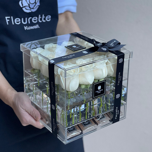 Cube II WHITE - Our signature cube with white roses and chocolates Additional options: Ma'mool & perfume 
 L 20cm * H 20cm*Flower kind and color may slightly
differ based on availability.