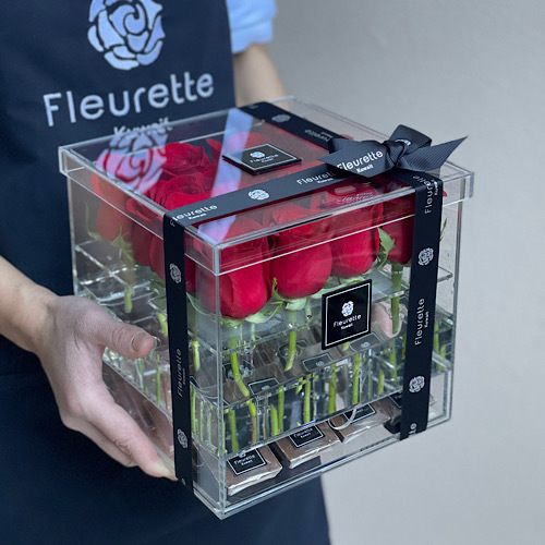 Cube II RED - Our signature cube with red roses and chocolates *Additional options: Ma'mool & perfume 
 L 20cm * H 20cm*Flower kind and color may slightly
differ based on availability.