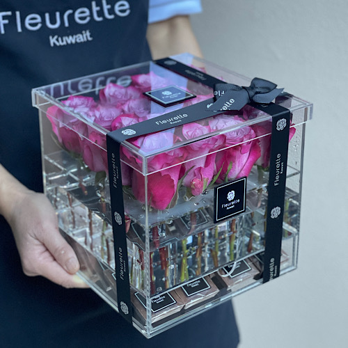 Cube II PINK - Our signature cube with pink roses and chocolates *Additional options: Ma'mool & perfume 
 L 20cm * H 20cm*Flower kind and color may slightly
differ based on availability.