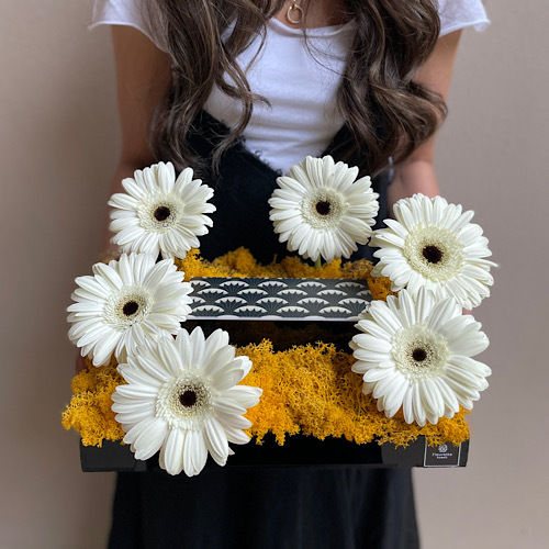 Art Deco Gift - An arrangement of gerberas in a black tray with art deco money box 
 L 30cm * W 25cm*Flower kind and color may slightly
differ based on availability.