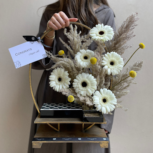 Fleurette - The golden stand II - An arrangement of flowers in a gold stand with art deco box of chocolates and Vietnamese bekhor 
 H 50cm*Flower kind and color may slightly
differ based on availability.