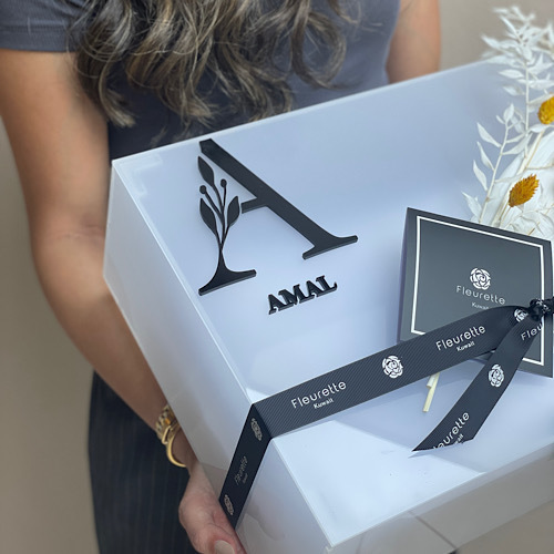 Gift Box - A frosted acrylic gift box and dry flowers with your choice of letter and name *Write the desired letter and name in the message box*Flower kind and color may slightly
differ based on availability.