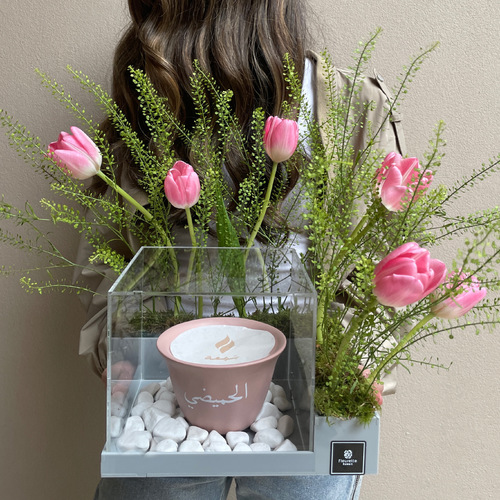 I pink you - A grey acrylic box with small Shamaa candle 12cm arranged with flowers *Write the desired name on the candle in the message box *slight difference in flowers and colors may vary. L 22cm * H 30cm*Flower kind and color may slightly 
differ based on availability.