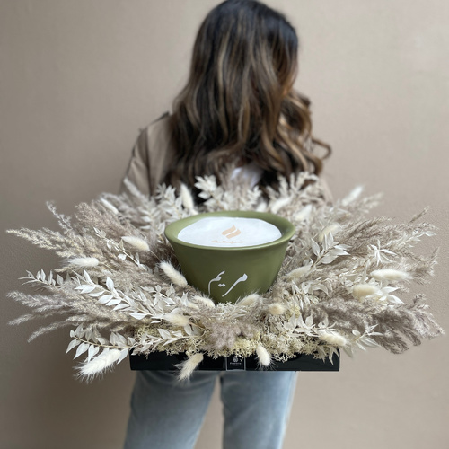 Fleurette - Pampas crown - An arrangement of dry flowers with shamaa candle in a black tray *Write the desired name on the candle in the message box L 55cm*Flower kind and color may slightly
differ based on availability.