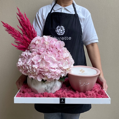 Hue of pink with candle - An arrangement of hydrangeas in a marble vase with shama candle in a white tray. (21cm candle shown in picture) *write the desired name on the candle in the message box L 50cm*Flower kind and color may slightly
differ based on availability.