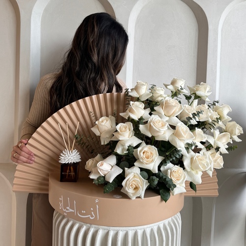 My other half II - Half circle backdrop with white roses and Riccio Caprese diffuser with your choice of name*write the desired name in the message box.  



L120cm H60cm