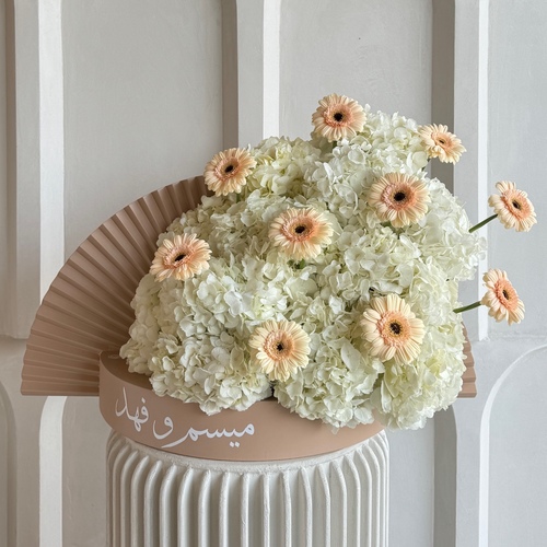 My everything in peach - A fanned wooden backdrop with white hydrangeas and gerberas with your choice of name *write the desired name in the message box L120cm H60cm