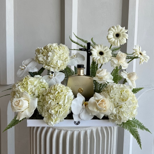 Spring Breeze - An arrangement of flowers with 450ml Rituals diffuser in gold