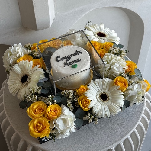 My sunshine I - A black tray arranged with flowers and a mini cake *write the desired name on the cake in the message box L30 H13