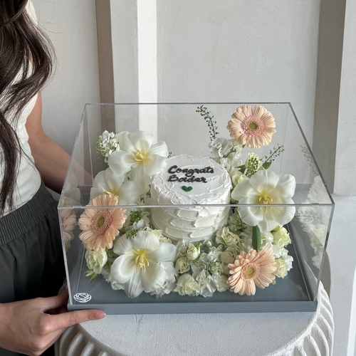 Pastel cake - A clear rectangular acrylic box filled with flowers and a cake *write the desired name on the cake in the message box L 36 H 20