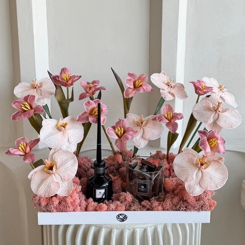 Fleurette - Fancy Frills - An arrangement of flowers with 24fragrance diffuser and chocolates L 40cm*Flower kind and color may slightly
differ based on availability.