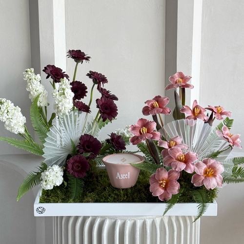 Flying fans - An arrangement of flowers with fans and Shamma candle size 12cm *write the desired name in the message box *Flowers color and kind may slightly differ based on availability
