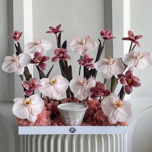 Rustic Pink - An arrangement of flowers with 12cm Shamaa beige candle *write the desired name on the candle in the message box