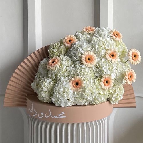 My everything in peach - A fanned wooden backdrop with white hydrangeas and gerberas with your choice of name *write the desired name in the message box L120cm H60cm