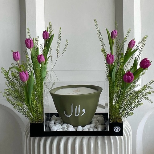 Fleurette - I purple you - An acrylic black box with large Shamaa candle 21cm arranged with flowers *Write the desired name on the candle in the message box
L 34cm * H 40cm*Flower kind and color may slightly
differ based on availability.