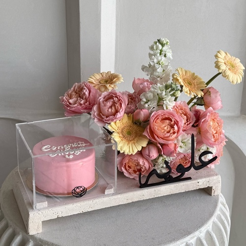 Cotton candy cake - An arrangment of flowers with cake in a travertine tray 
*write the desired name or phrase on the tray in the message box*Flowers color and kind may slightly differ based on availability 
L 40  H 25