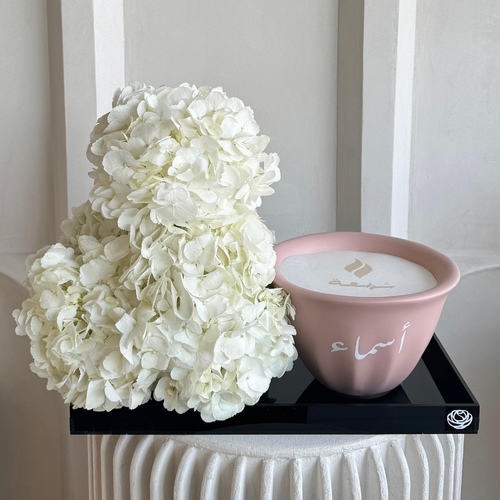Cloud on cloud - An arrangement of hydrangeas with Shamaa candle in a black tray. (21cm candle shown in picture) *Please write the desired name on the candle in the message box. *L 50cm*Flower kind and color may slightly
differ based on availability.