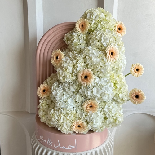 Peach a dots - U nude wood backdrop with white hydrangeas and peach gerberas *write the desired name in the message box L 50cm H 60cm