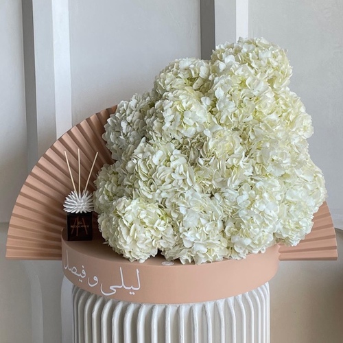 My everything II - Half circle backdrop with white hydrangeas and Riccio Caprese diffuser with your choice of name*write the desired name in the message box.  



L120cm H60cm