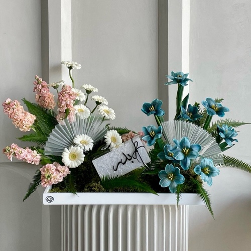 Special money nox - An arrangement of flowers and a marble box with your choice of name *write the desired name in the message box L 50cm *Flower color and kind may slightly differ based on availability