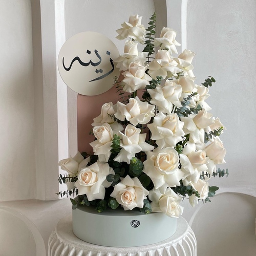 Dreamy  white - A wood trio color backdrop containing roses with a name of your choice *write the desired name in the message box. L 30cm H 80cm