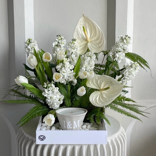 White fairy - An arrangement of flowers with Shamaa small beige candle *write the desired name on the candle in the Message box *Flower type and color may differ slightly based on availability