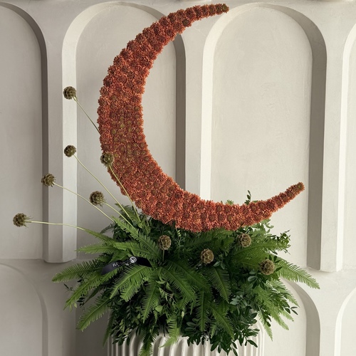 Ramadan moon - A Ramadan moon decorated with flowers and a greenery base H 83cm