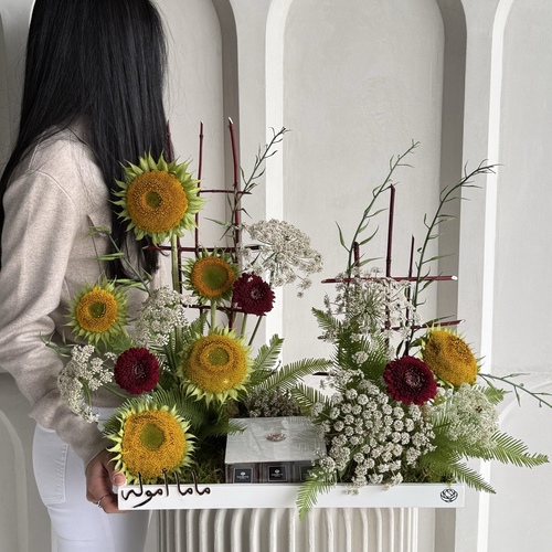 My sunflower I - An arrangement of sunflowers with maroon gerberas and box of chocolates with your choice of name
*write the desired name in the message box
*Flower color and kind may differ slightly based on availability
H56cm W70cm