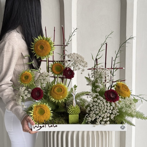 My sunflower II - An arrangement of sunflowers with maroon gerberas and Riccio Caprese diffuser with your choice of name
*write the desired name in the message box
*Flower color and kind may differ slightly based on availability
H56cm W 70cm