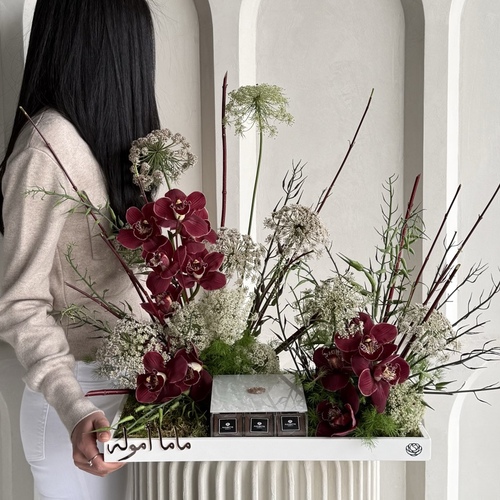 My heartbeat I - An arrangement of cymbediums with flowers and a box of chocolate with your choice of name
*write the desired name in the message box
*Flower color and kind may differ slightly based on availability
H58cm W 74cm