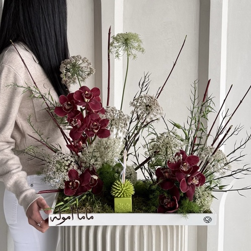 My heartbeat II - An arrangement of cymbediums and flowers with Riccio Caprese diffuser and your choice of name
*write the desired name in the message box
*Flower color and kind may differ slightly based on availability
H58cm W 74cm