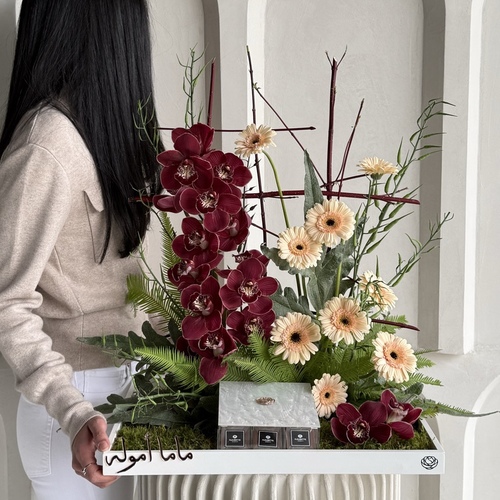 My world I - An arrangement of Cymbediums and gerberas and a box of chocolates with your choice of name
*write the desired name in the message box
*Flower color and kind may differ slightly based on availability
H64cm W 54cm