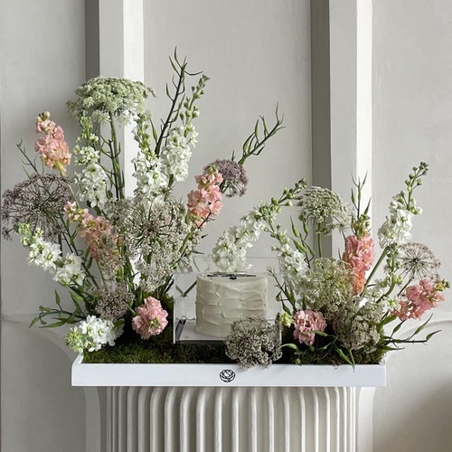 Blissful cake - An arrangement of flowers with cake *Write the desired message on the cake in the message box L 50cm *Flower colors and kind may slightly differ based on availability