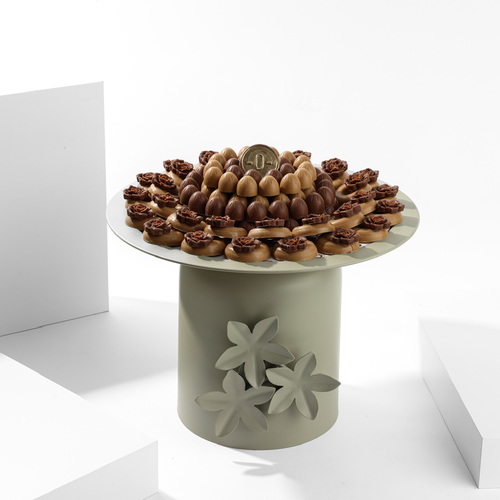 Rose stand caramel & cappuccino ball - الصواني من تصميمنا الخاص 
الحشوة : كراميل ، كابتشينو ، دولسي لوتس .
تحتوي على : 800 غرام تقريبا .