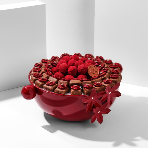 Dark red rose metal tray - صينية معدن عنابي تحتوي على 865 غرام تقريبا من الشوكولاتة اللذيذة .. الحشوات  سبيشال روز 
 ترافيل الستروبري