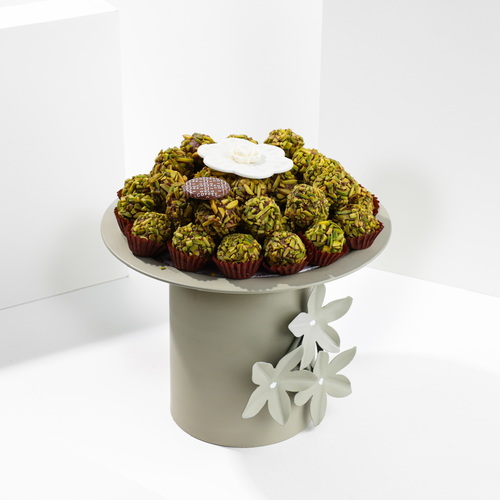 Mini stand truffle pistachio - صينية تحتوي على 600 غرام شوكولاتة تعتبر صغيرة الحجم .   الصينية تصميم خاص 
 الحشوة ( الفستق اللذيذة )