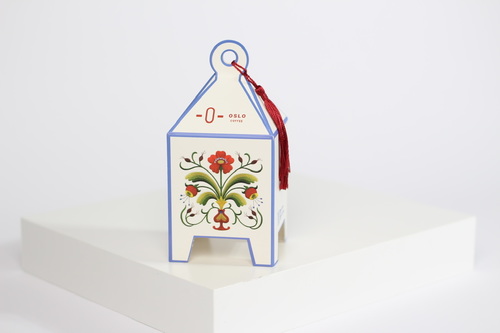 White lantern Rosemaling - علبة توزيعات مزينة برسمة الروزمالنج المستوحاة من تراث اوسلو النرويجية كل علبة تحتوي على 3 قطع من الشوكولاتة المغلفة .